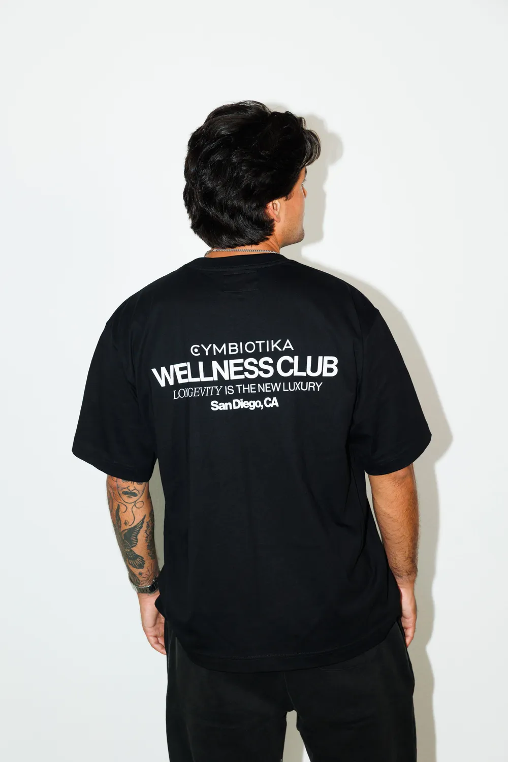 Cymbiotika Wellness Club Box Tee t-skjorte svart oversized
