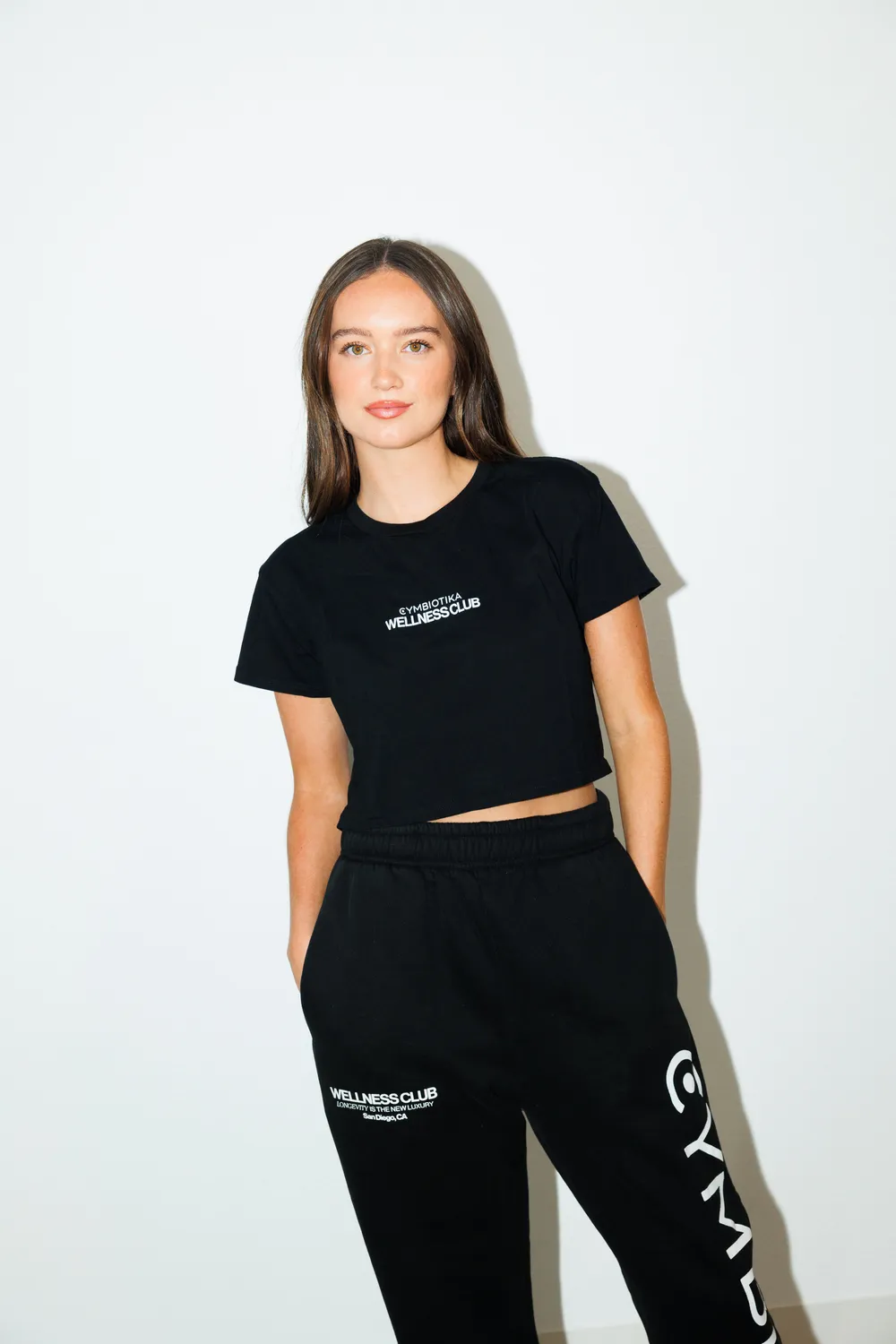 Cymbiotika Wellness Club Cropped Tee t-skjorte svart