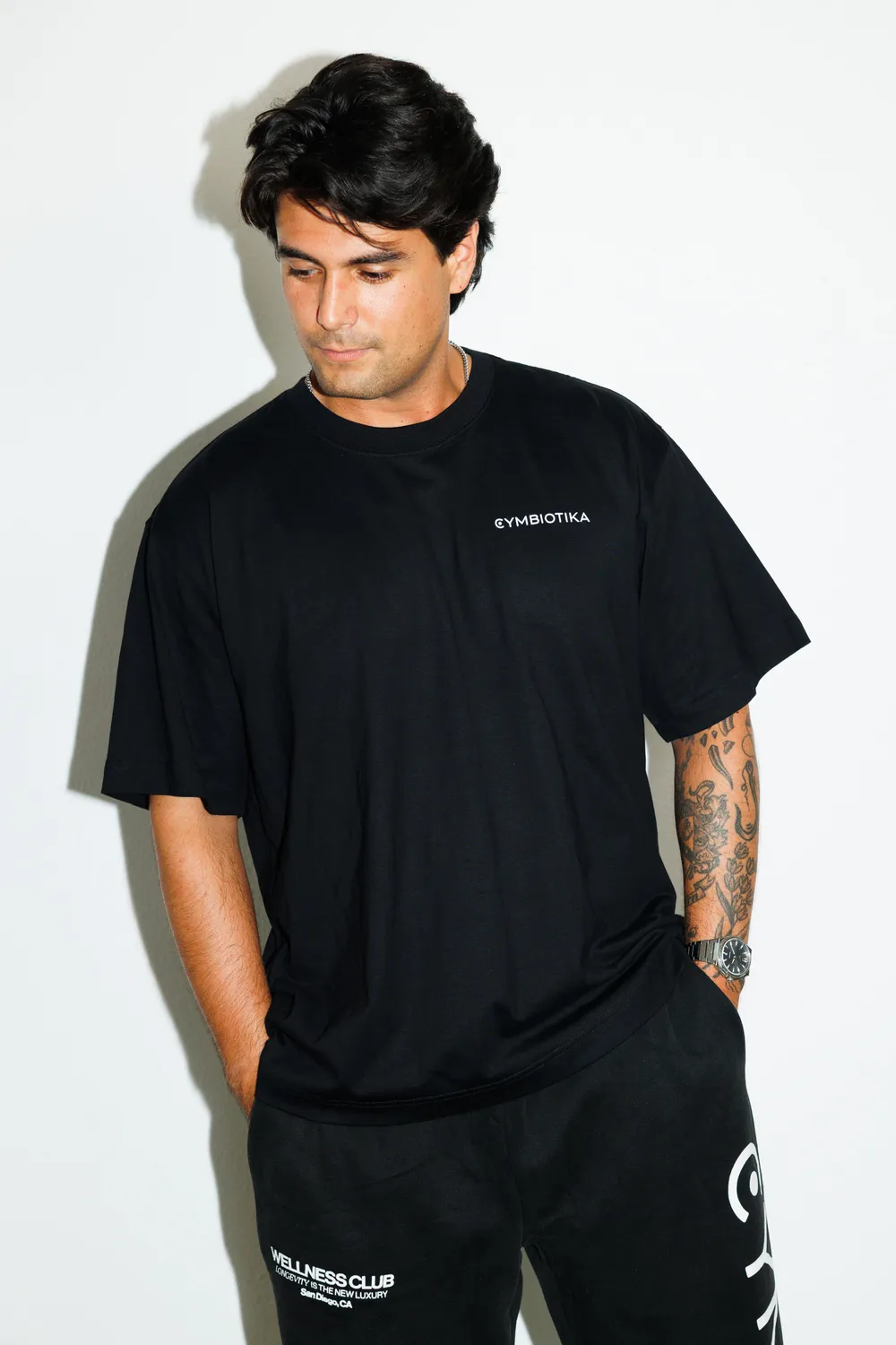 Cymbiotika Wellness Club Box Tee t-skjorte svart oversized