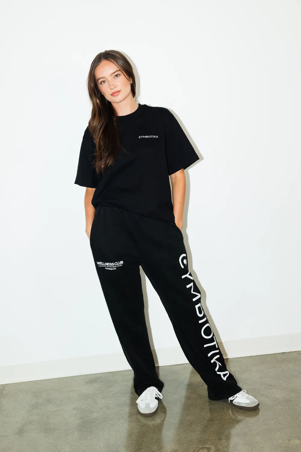 Cymbiotika Wellness Club Box Tee t-skjorte svart oversized