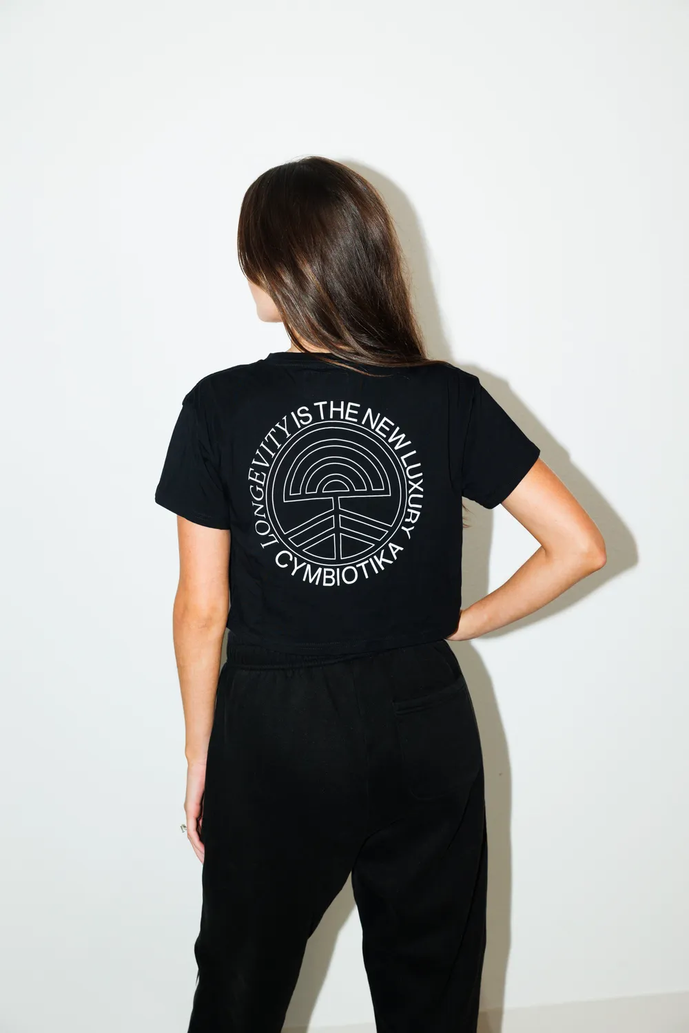 Cymbiotika Wellness Club Cropped Tee t-skjorte svart